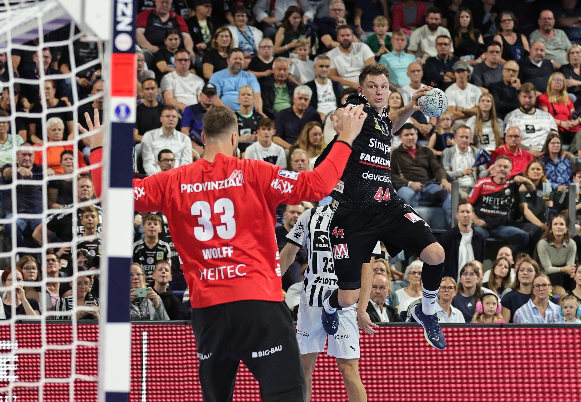 HCE liefert dem Rekordmeister heißen Handball-Fight