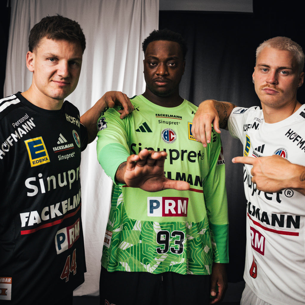 Drei HCE-Spieler in den Trikots der Saison 2026/27