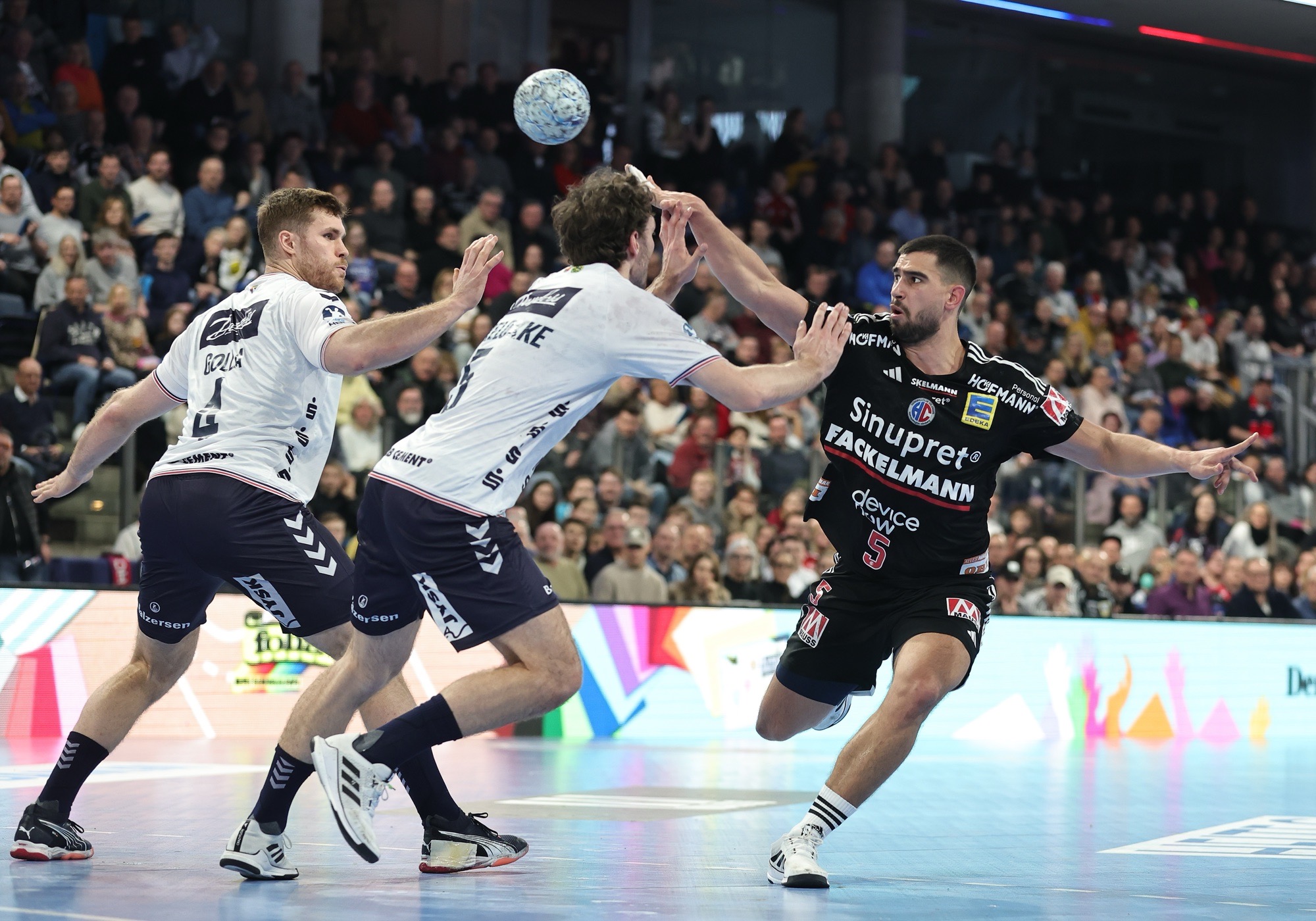 HC Erlangen bringt ARENA zum Brennen: Schlagabtausch endete mit 26:32 für die SG Flensburg-Handewitt